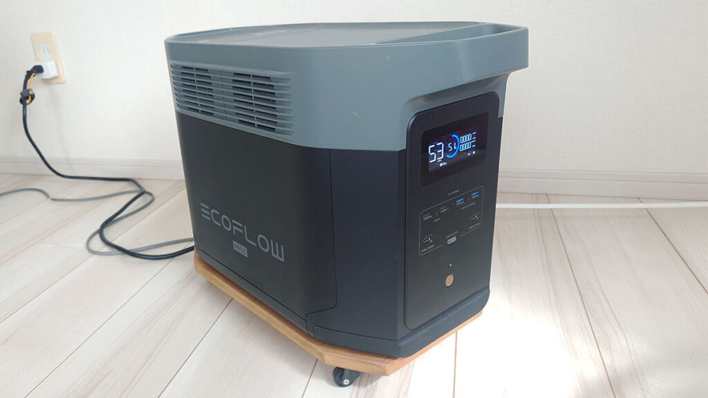 寝室の隅に置いたEcoFlow DELTA 2 Max。自作の台車に載せ、壁のコンセントとつないでいる様子