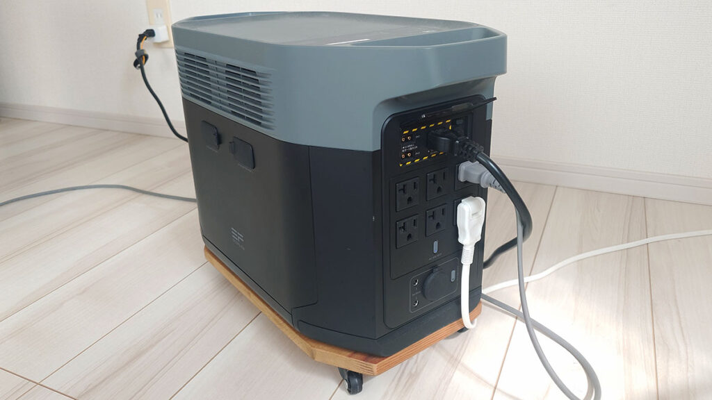 EcoFlow DELTA 2 Maxの背面。ACコンセントの差込口や、ソーラー入力用のポートが並んでいる様子
