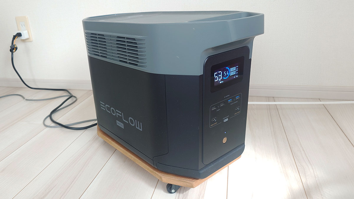 寝室の隅に置いたEcoFlow DELTA 2 Max。自作の台車に載せ、壁のコンセントとつないでいる様子
