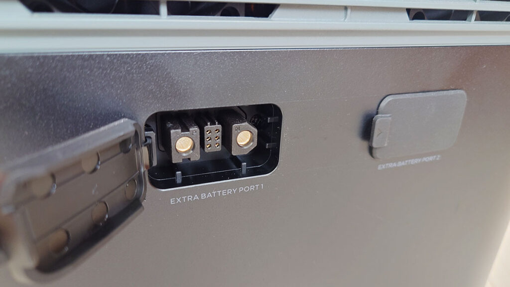 EcoFlow DELTA 2 Maxの側面にある拡張バッテリー用のポート。ポート1のふたを開けて、端子が見えている様子