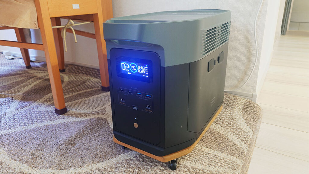 ダイニングテーブル脇の床に置いた、キッチン用のEcoFlow DELTA 2 Max。自作の台車に載せている様子
