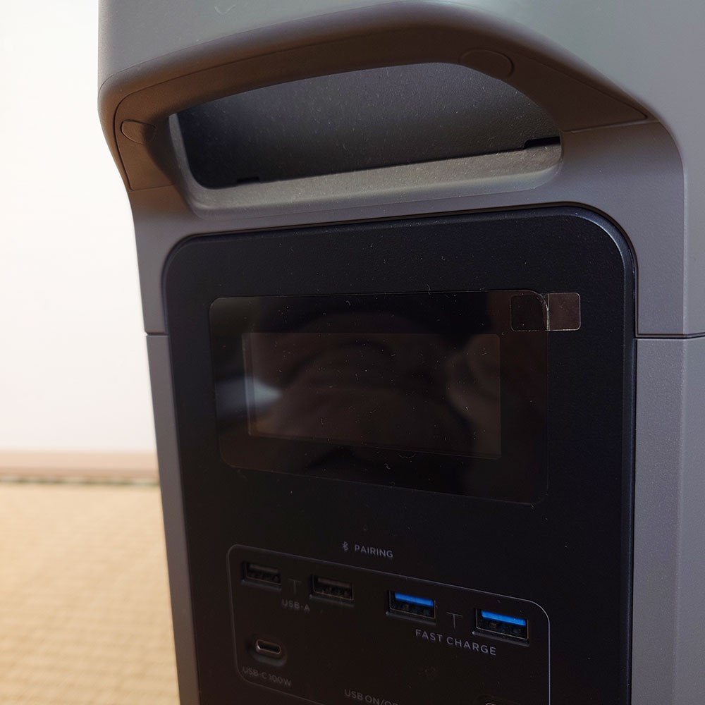 消灯したDELTA 2 Max Sの本体パネル。電源が落ちて、画面が真っ暗になった
