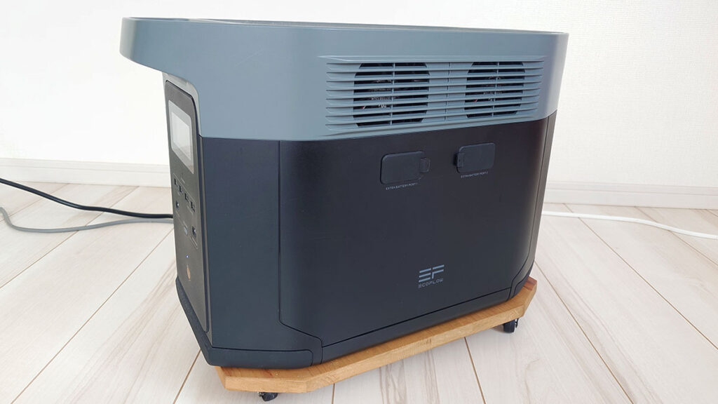 台車に載せたEcoFlow DELTA 2 Maxの側面。拡張バッテリー用のポート(EXTRA BATTERY PORT 1・2)のふたが閉じている様子