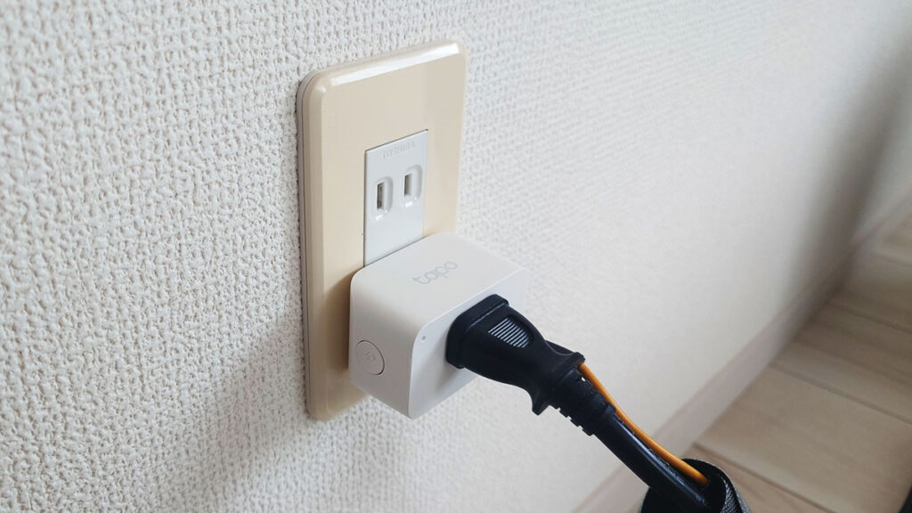 壁のコンセントに差したTapo P105。DELTA 2 Maxの充電ケーブルが接続されている様子